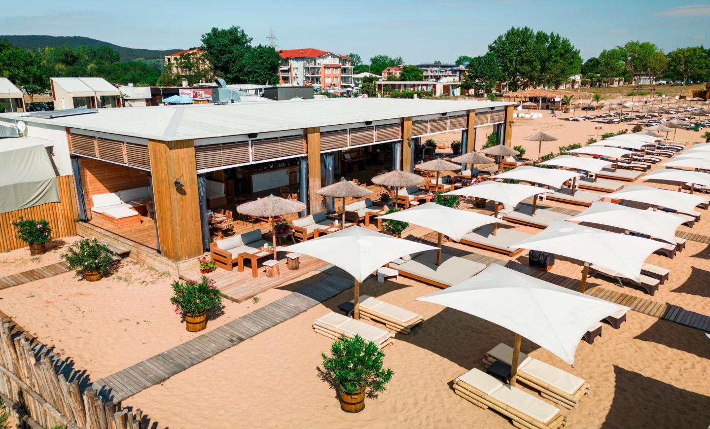 Терасата на The Wave Beach & Restaurant с изглед към морето